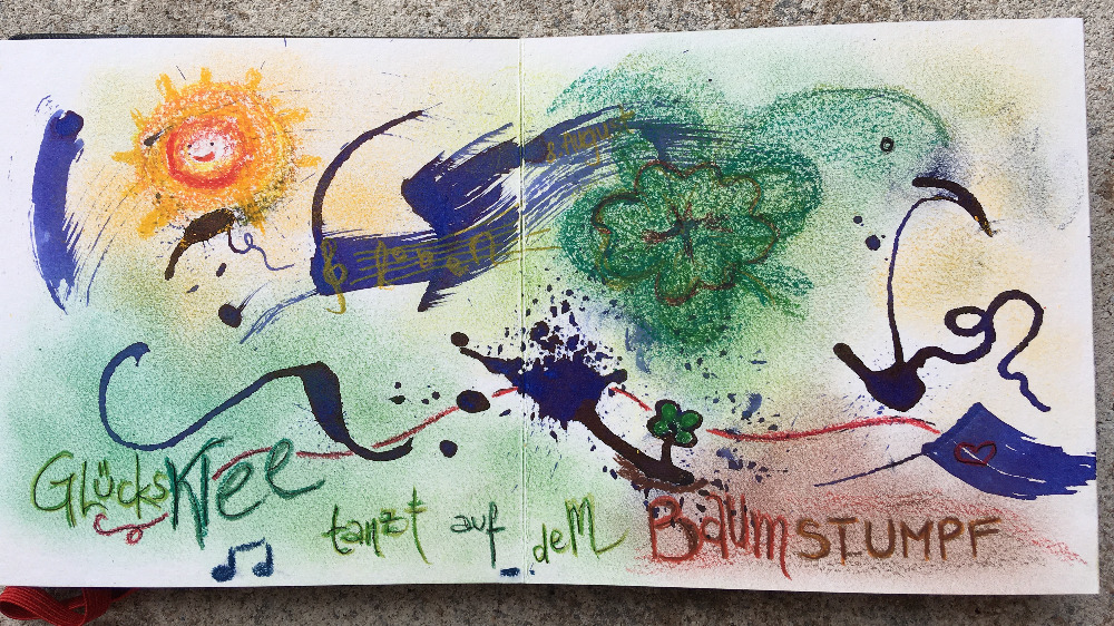 Glücksklee tanzt auf Baumstumpf