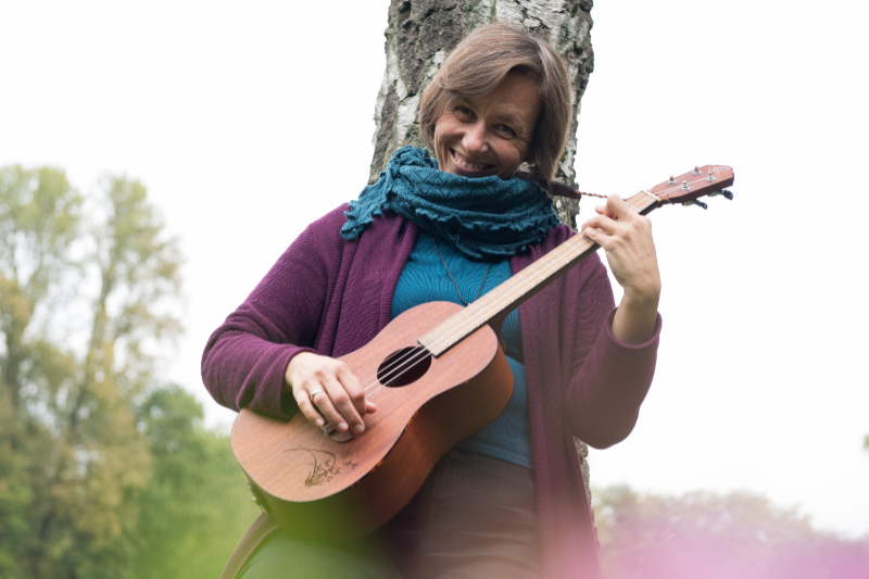 Claudia Sokolis-Bochmann mit Ukulele